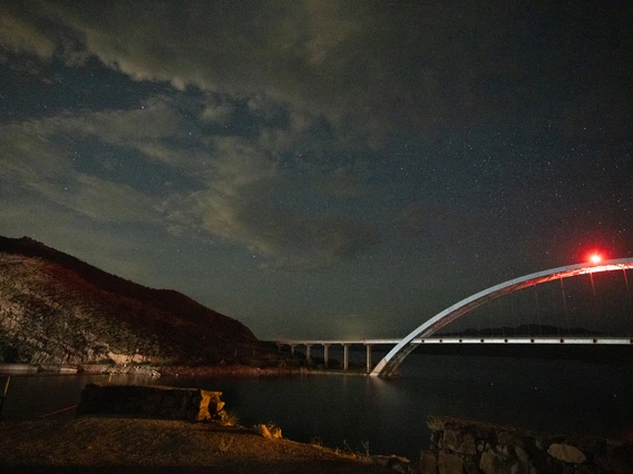 photo of roosevelt lake at night