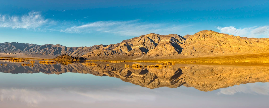 Mountains reflecting in lake Mountains reflecting in lake