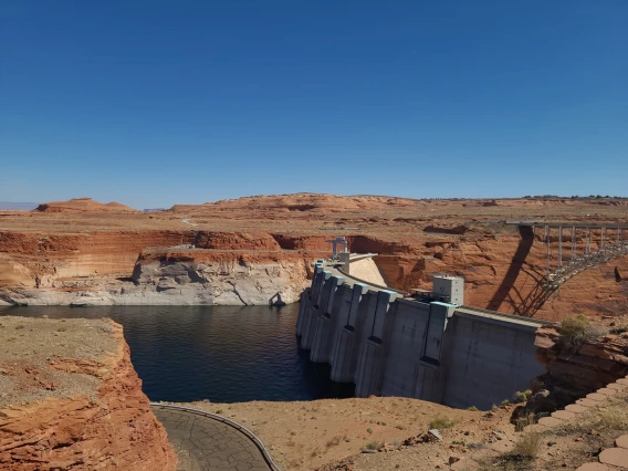 photo of glen canyon dam