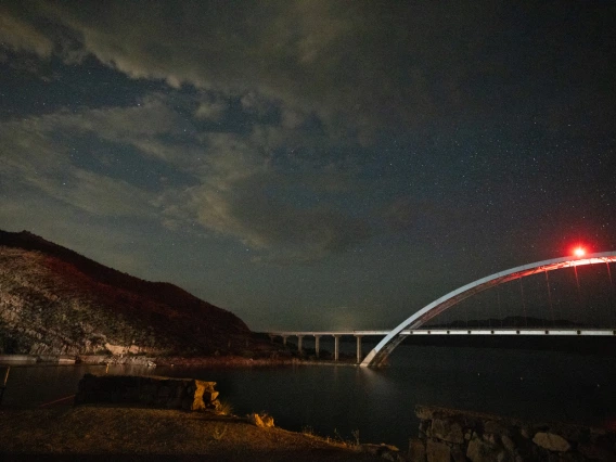 photo of roosevelt lake at night