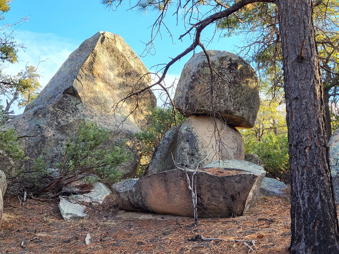 photo showing interesting granit rock formations in prescott national forrest