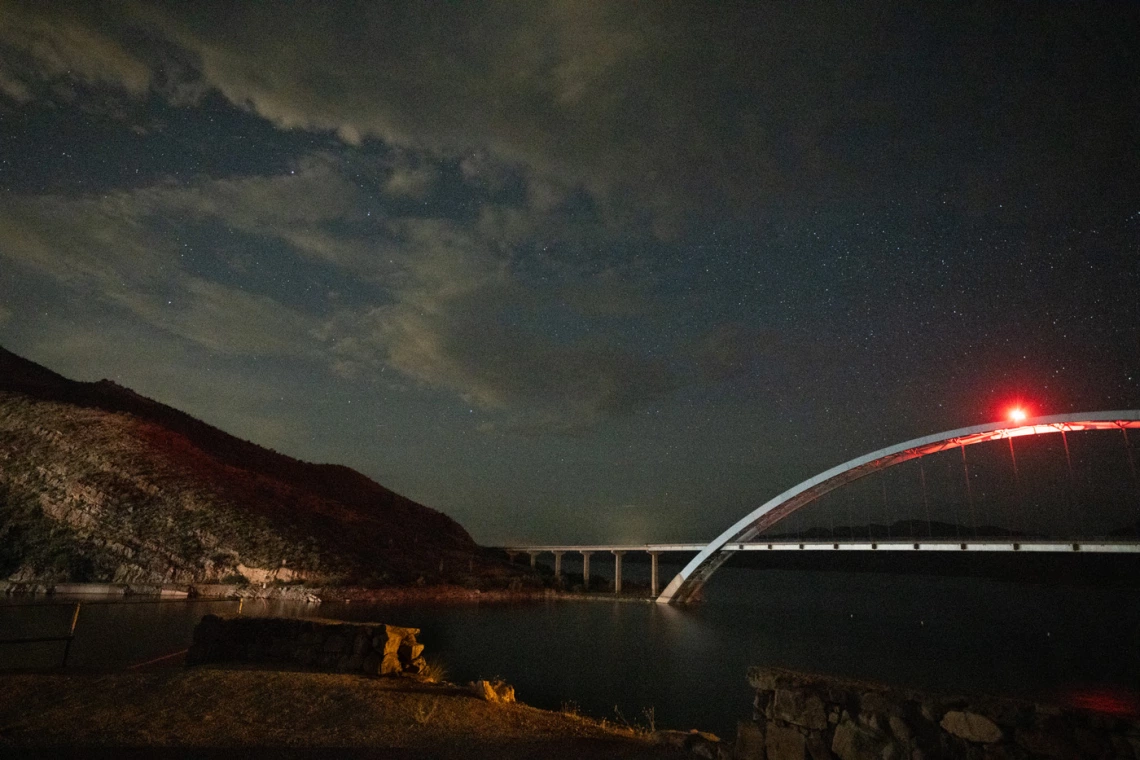 photo of roosevelt lake at night